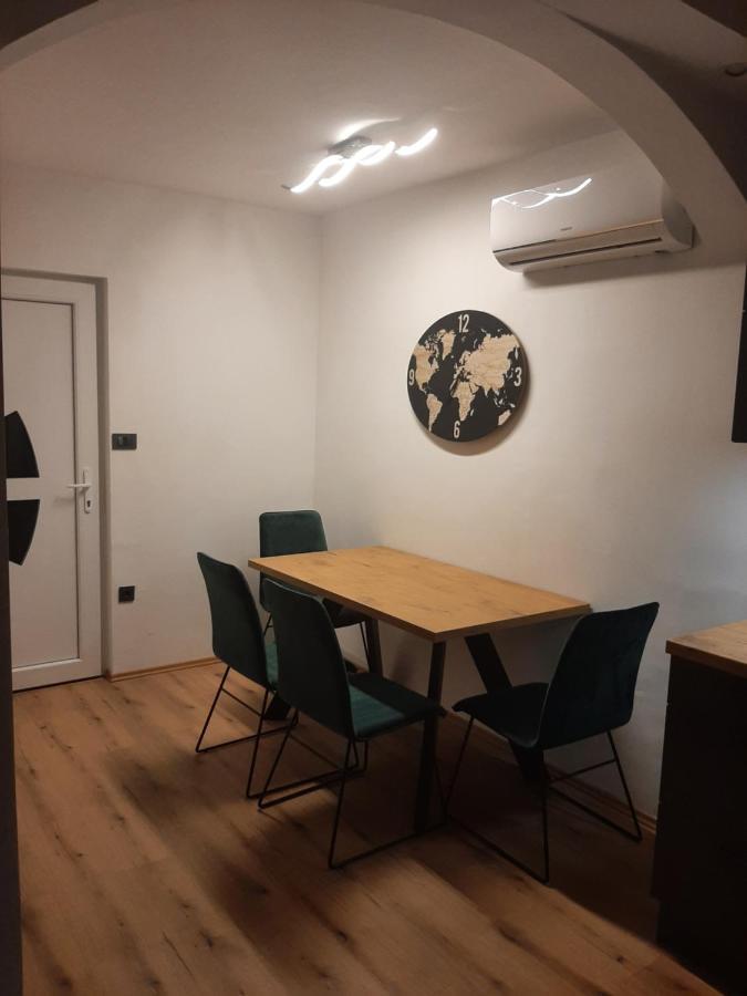 Apartment Mate *